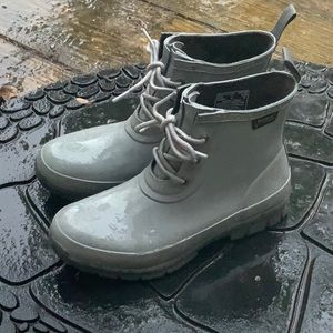 Bogs size 8 Rainboots Grey Ankle Booties
